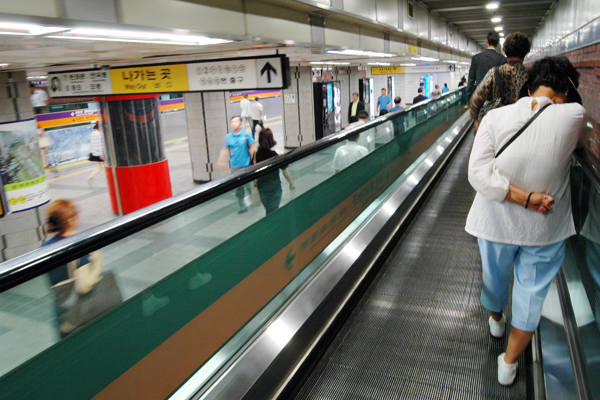 Moving walkway in a Seoul Metro station.
